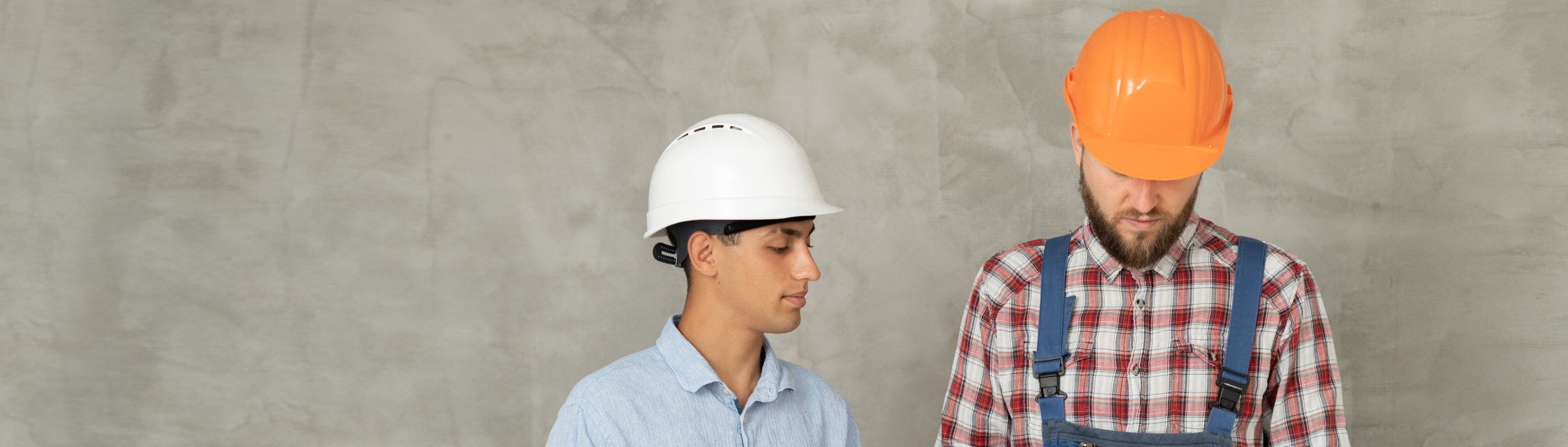 Ung lærling og en eldre tømrer