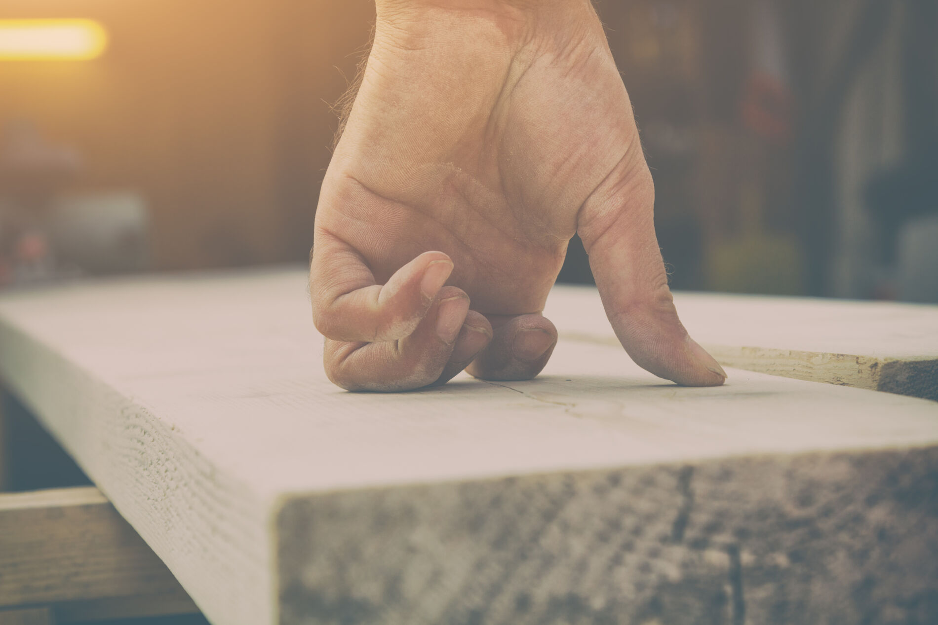 Hånd over en planke
